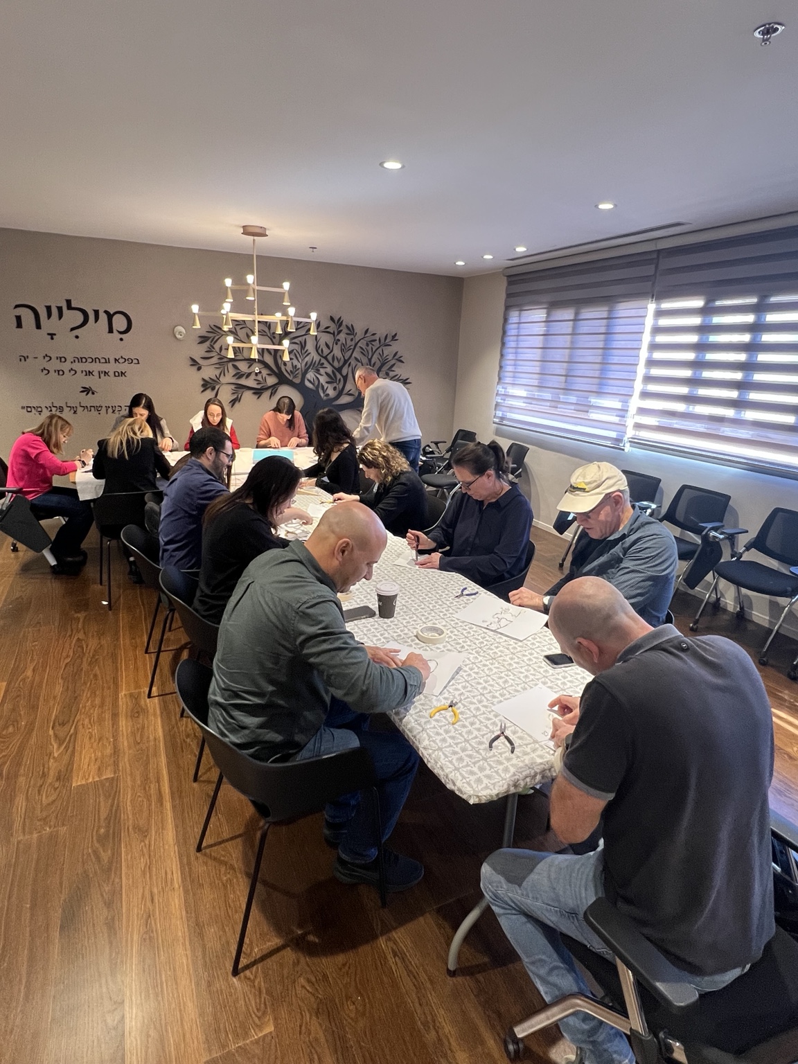 קבוצה יוצרת בסדנת פיסול
